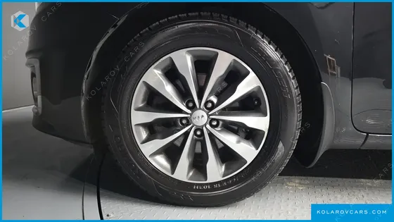 KIA CARNIVAL 9-SEATER LUXURY