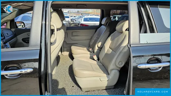 KIA CARNIVAL 9-SEATER LUXURY