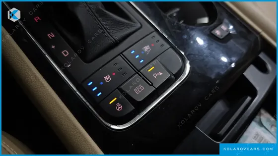 KIA CARNIVAL GASOLINE 7-SEATER HI-LIMOUSINE