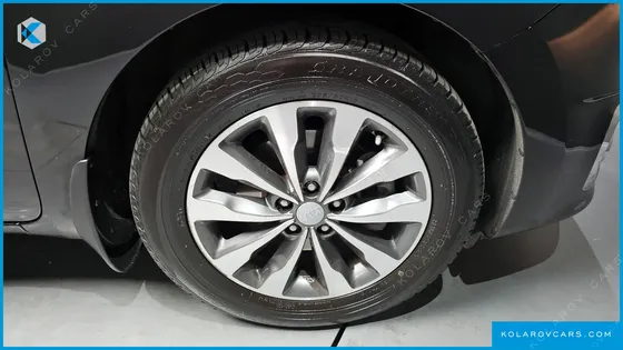 KIA CARNIVAL 9-SEATER LUXURY