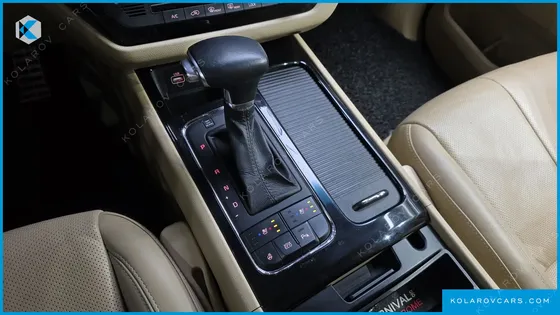 KIA CARNIVAL GASOLINE 7-SEATER LIMOUSINE
