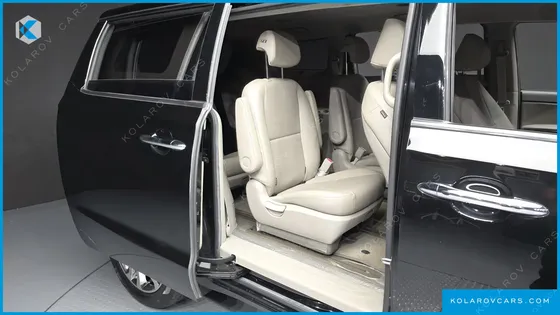 KIA CARNIVAL 9-SEATER PRESTIGE