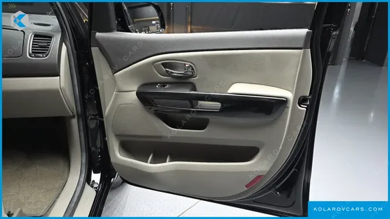 KIA CARNIVAL 9-SEATER PRESTIGE