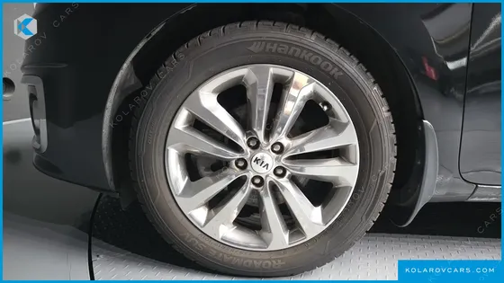 KIA CARNIVAL 9-SEATER PRESTIGE