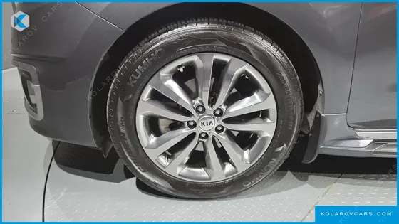 KIA CARNIVAL 9-SEATER PRESTIGE