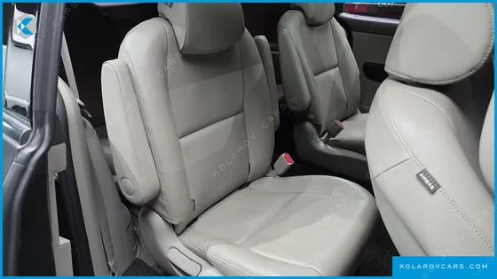 KIA CARNIVAL 9-SEATER PRESTIGE