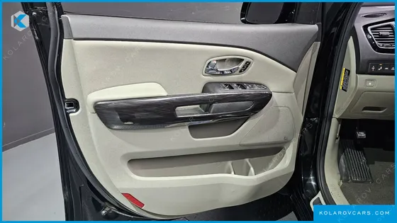 KIA CARNIVAL 7-SEATER LIMOUSINE