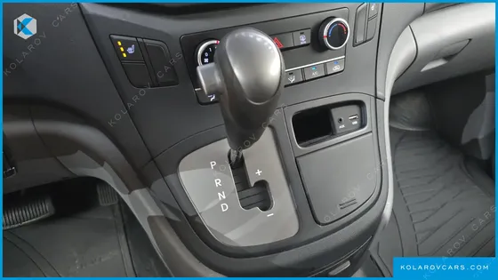 HYUNDAI STAREX 5-SEATER VAN