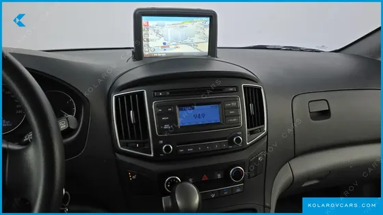 HYUNDAI STAREX 5-SEATER VAN
