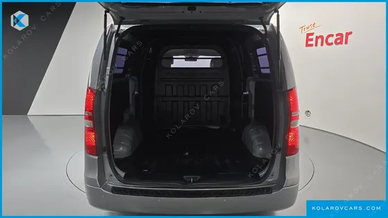 HYUNDAI STAREX 5-SEATER VAN