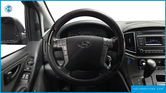HYUNDAI STAREX 5-SEATER VAN