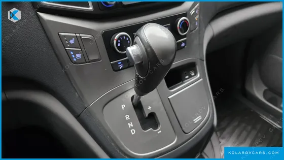 HYUNDAI STAREX 5-SEATER VAN