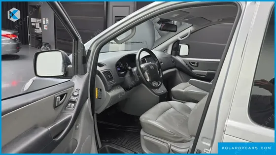 HYUNDAI STAREX 5-SEATER VAN