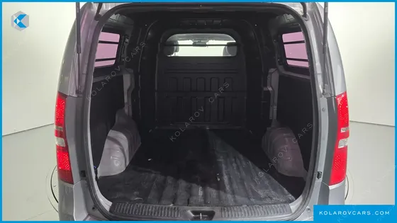 HYUNDAI STAREX 5-SEATER VAN