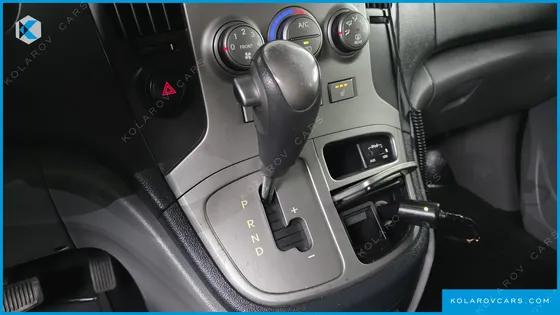 HYUNDAI STAREX 5-SEATER VAN