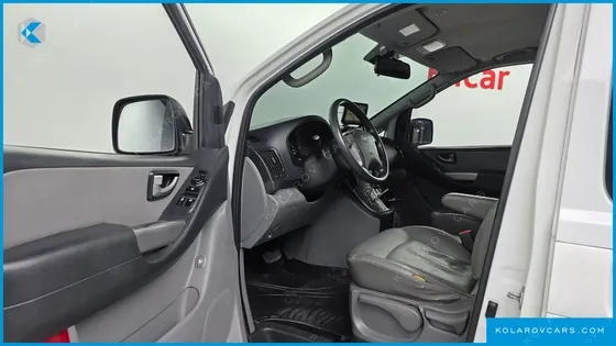 HYUNDAI STAREX 5-SEATER VAN