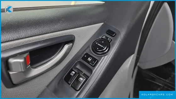 HYUNDAI STAREX 5-SEATER VAN