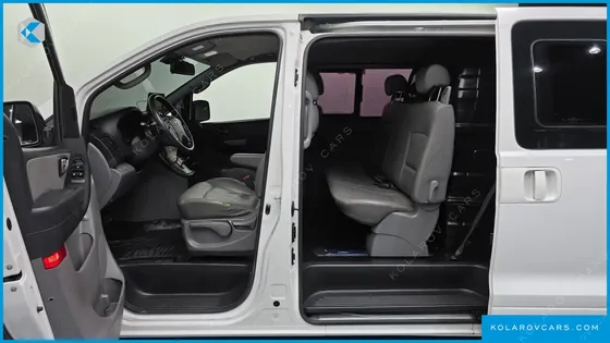 HYUNDAI STAREX 5-SEATER VAN