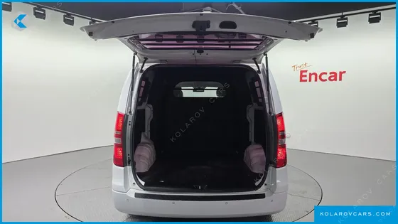 HYUNDAI STAREX 5-SEATER VAN