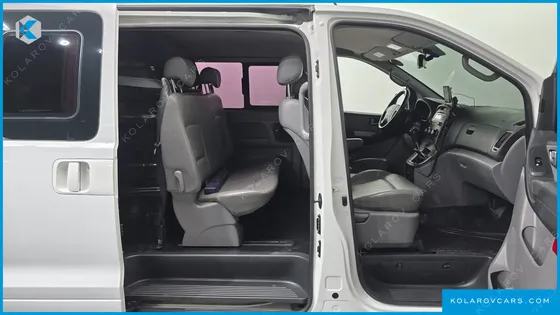 HYUNDAI STAREX 5-SEATER VAN