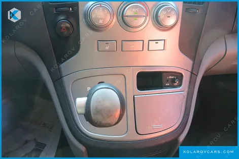 HYUNDAI STAREX 5-SEATER VAN