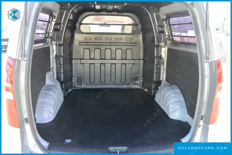 HYUNDAI STAREX 5-SEATER VAN