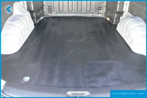 HYUNDAI STAREX 5-SEATER VAN