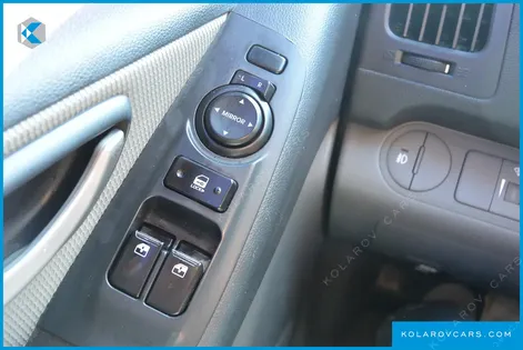 HYUNDAI STAREX 5-SEATER VAN