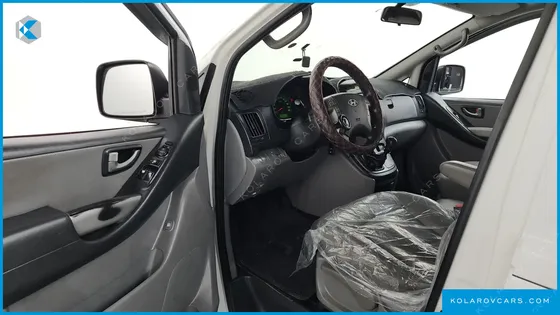 HYUNDAI STAREX 5-SEATER VAN
