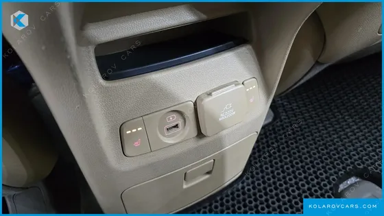 KIA CARNIVAL 9-SEATER HI-LIMOUSINE