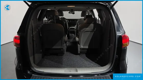 KIA CARNIVAL 9-SEATER PRESTIGE