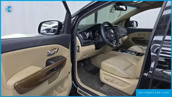 KIA CARNIVAL 7-SEATER HI-LIMOUSINE