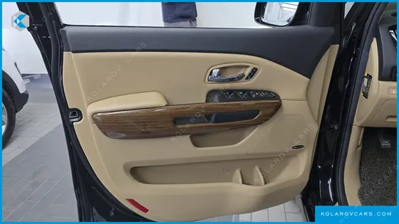 KIA CARNIVAL 7-SEATER HI-LIMOUSINE
