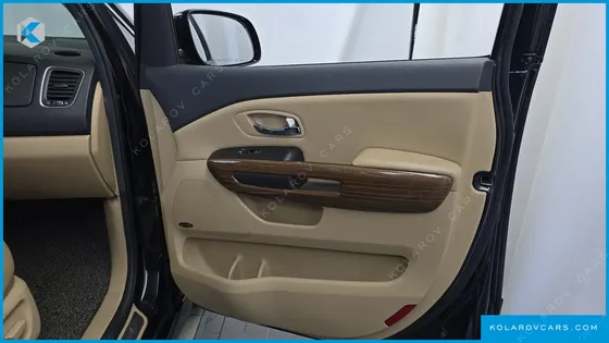 KIA CARNIVAL 7-SEATER HI-LIMOUSINE