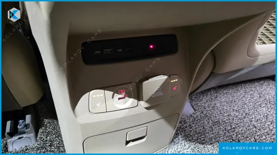 KIA CARNIVAL GASOLINE 7-SEATER HI-LIMOUSINE