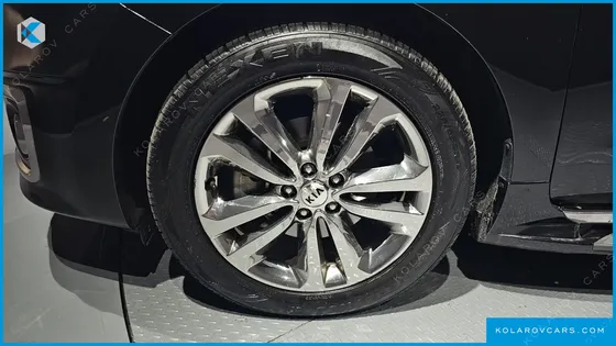 KIA CARNIVAL 9-SEATER NOBLESSE