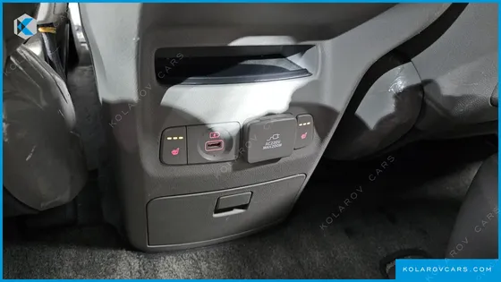 KIA CARNIVAL 9-SEATER PRESTIGE