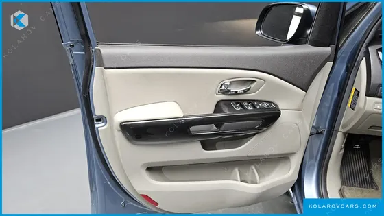 KIA CARNIVAL 9-SEATER PRESTIGE