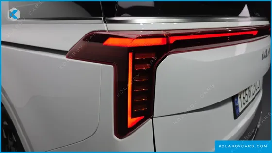 KIA CARNIVAL DIESEL 9-SEATER SIGNATURE