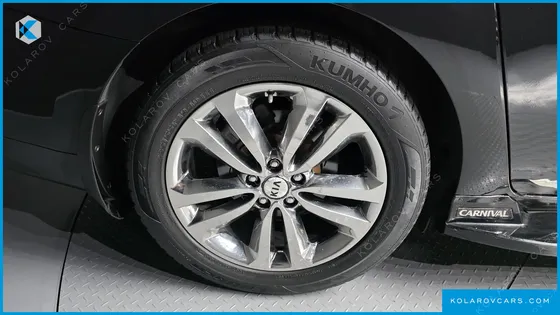 KIA CARNIVAL 9-SEATER NOBLESSE