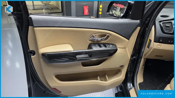 KIA CARNIVAL 9-SEATER NOBLESSE