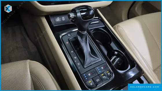 KIA CARNIVAL 9-SEATER NOBLESSE