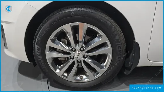 KIA CARNIVAL 9-SEATER NOBLESSE