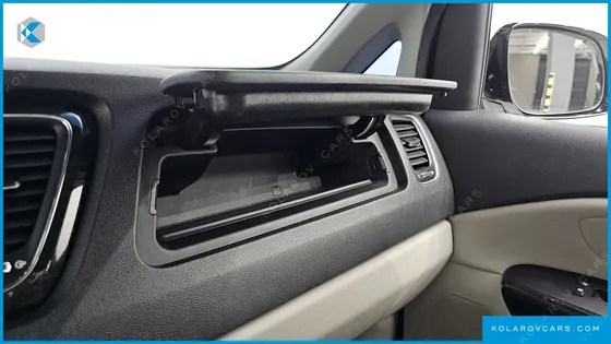 KIA CARNIVAL 9-SEATER PRSTIGE
