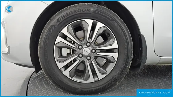 KIA CARNIVAL 9-SEATER LUXURY