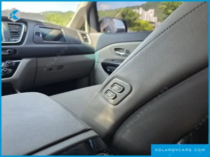 KIA CARNIVAL 9-SEATER PRSTIGE