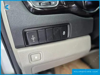 KIA CARNIVAL 9-SEATER PRSTIGE