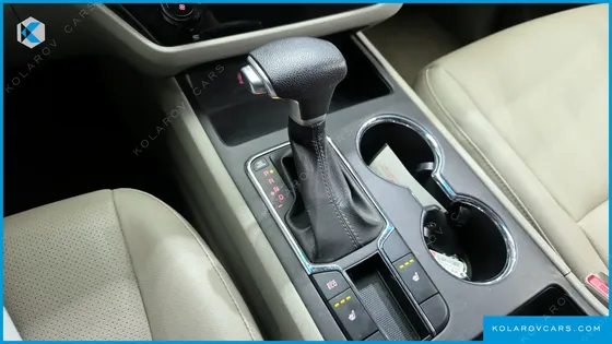 KIA CARNIVAL 11-SEATER DELUXE