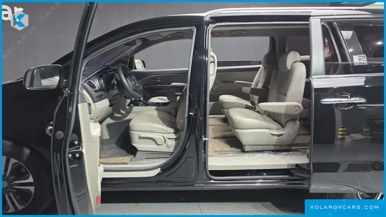 KIA CARNIVAL 9-SEATER LUXURY