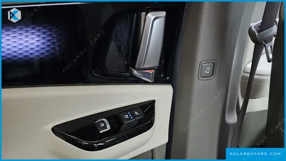 KIA CARNIVAL GASOLINE 7-SEATER HI-LIMOUSINE